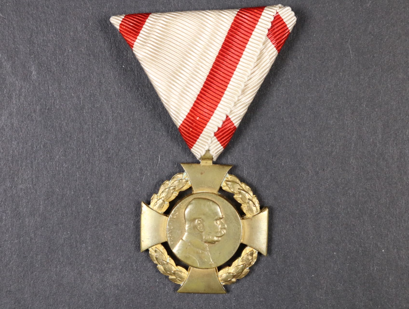 Jubilejní kříž 1908 na původní vojenské stuze