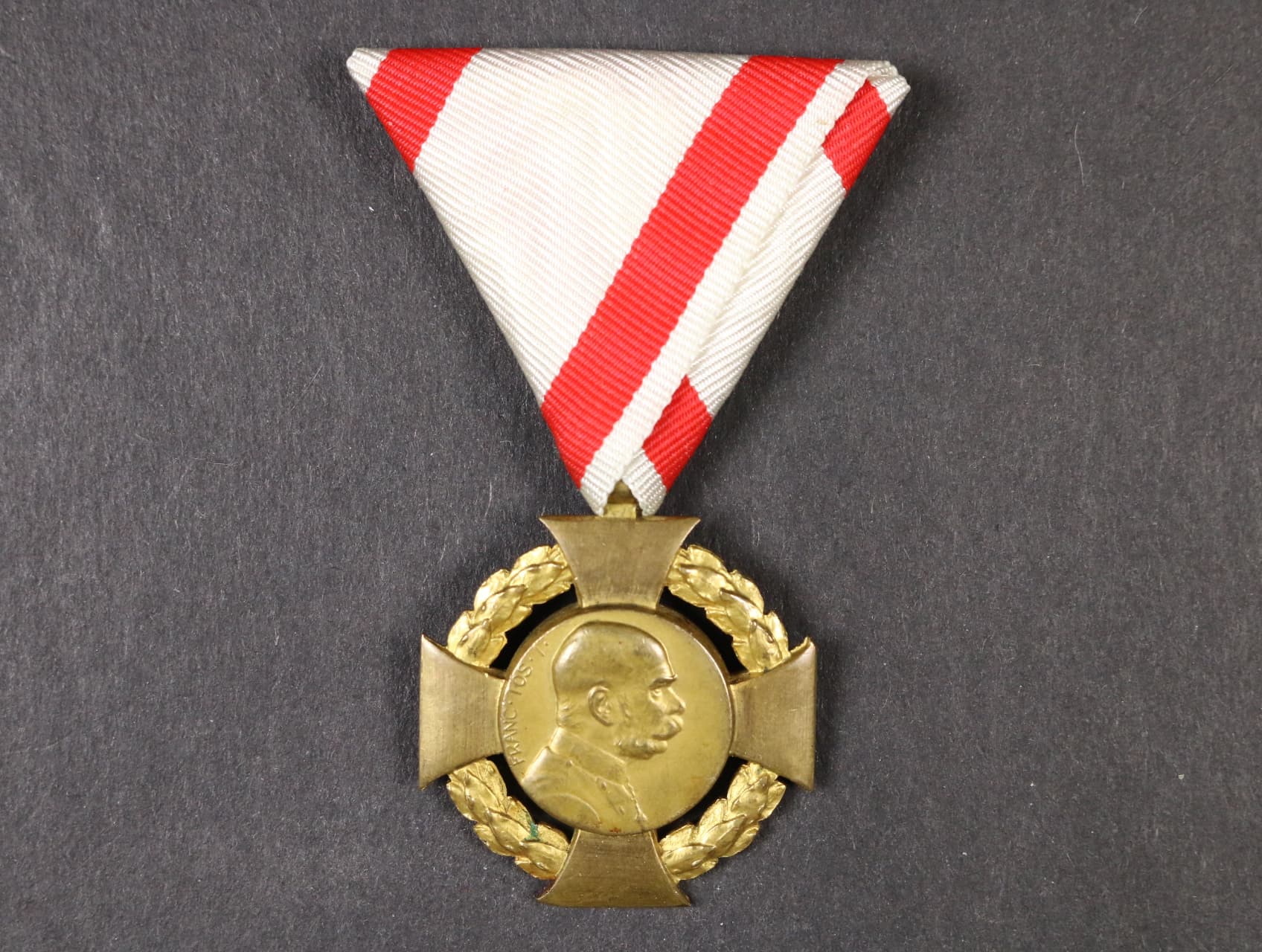 Jubilejní kříž 1908 na novodobé vojenské stuze