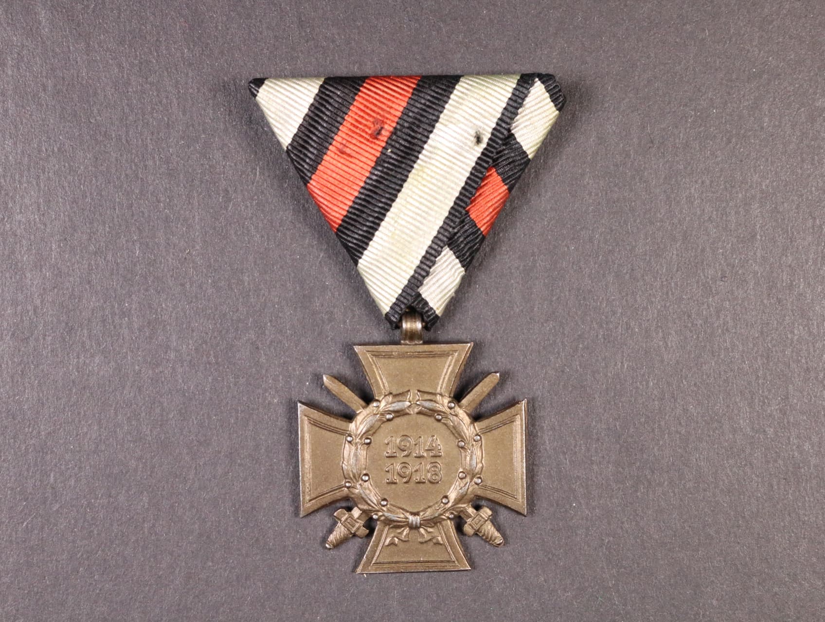Čestný kříž 1914-1918 pro frontové bojovníky na trojúhelníkové stuze