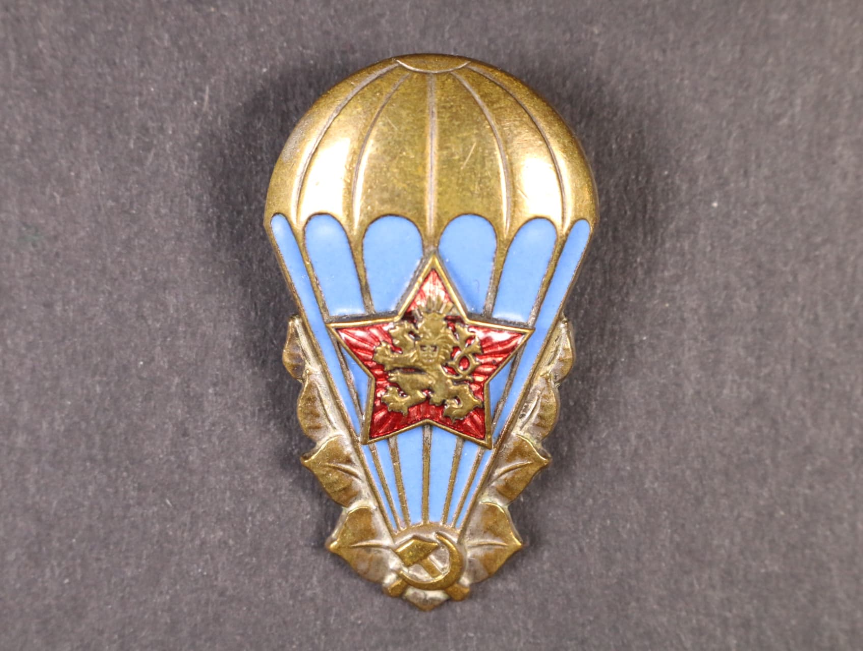 Odznak výsadkového vojska 1951-1962 č.0015, mírně poškozený smalt v horním cípu hvězdy
