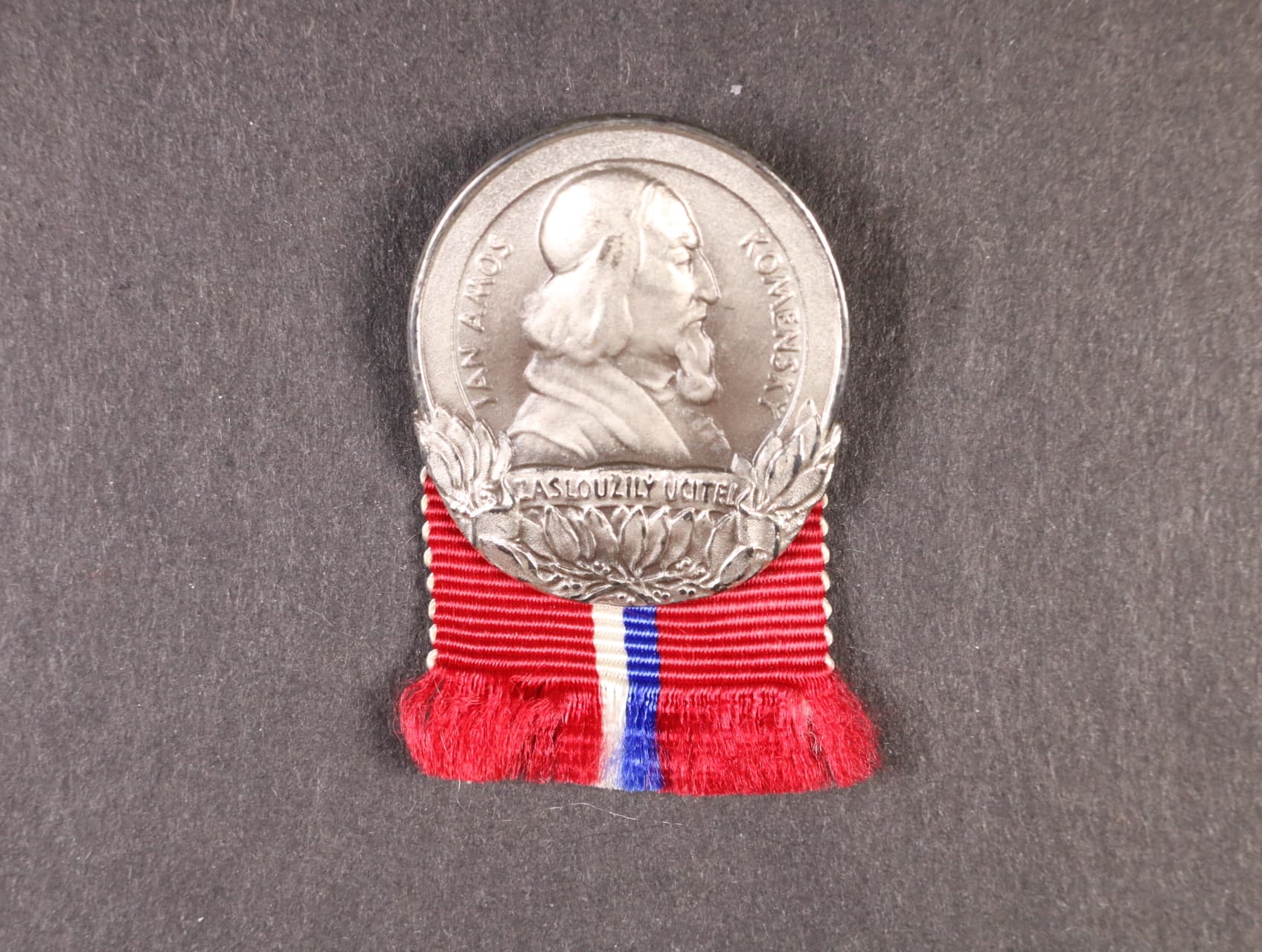 Odznak Zasloužilý učitel, punc Ag, 900, značka výrobce UŘ, (umělecká řemesla Praha)