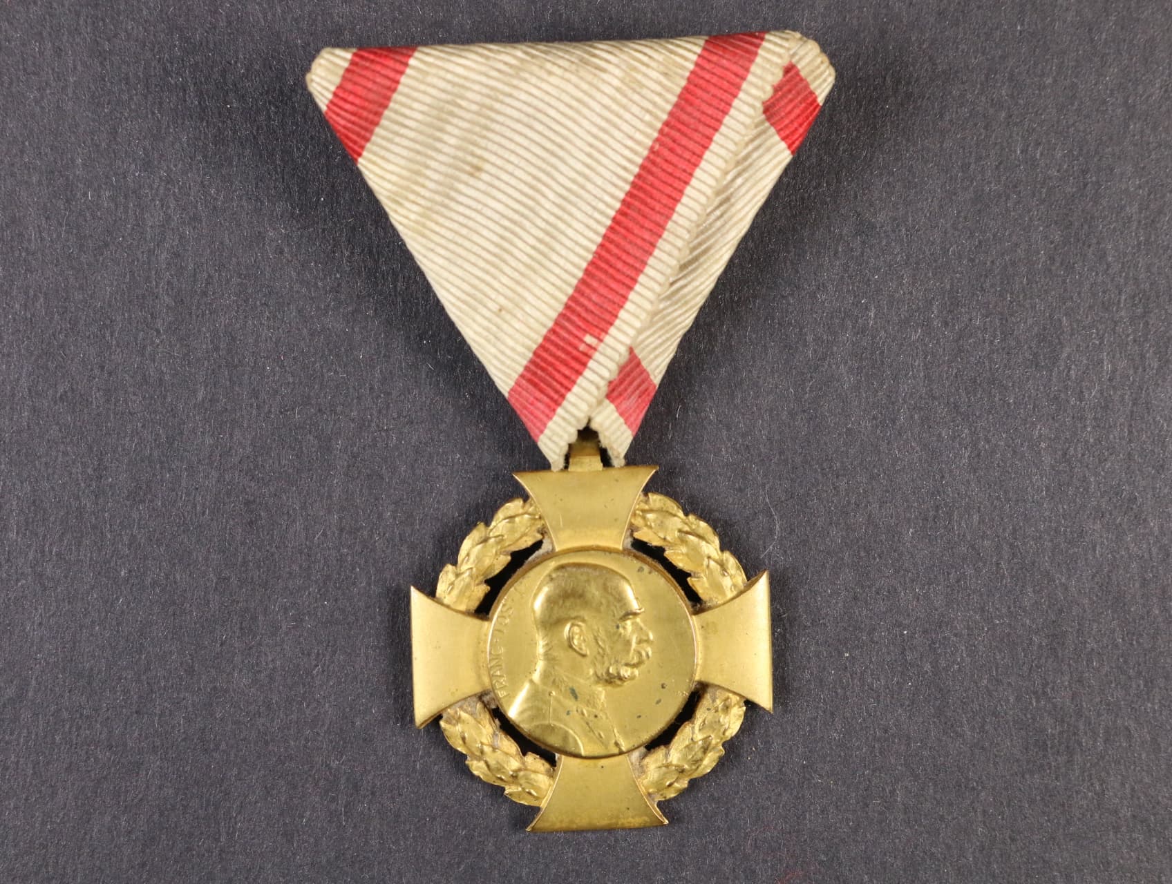Jubilejní kříž 1908 na původní vojenské stuze