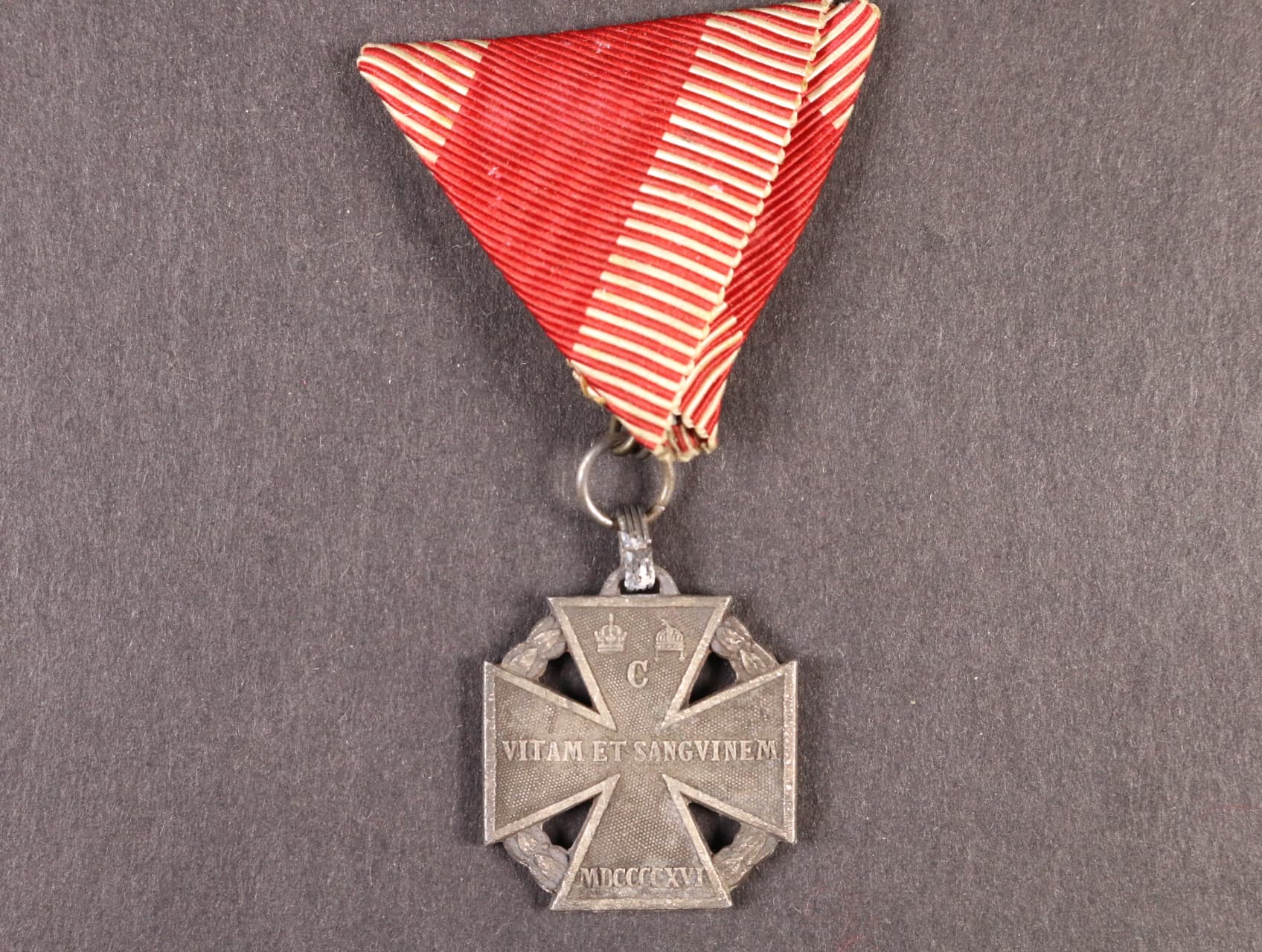 Karlův vojenský kříž, na hraně značka HMA