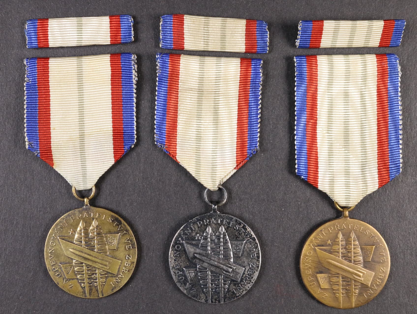 Medaile za upevňování přátelství ve zbrani I.,II. a III. třídy
