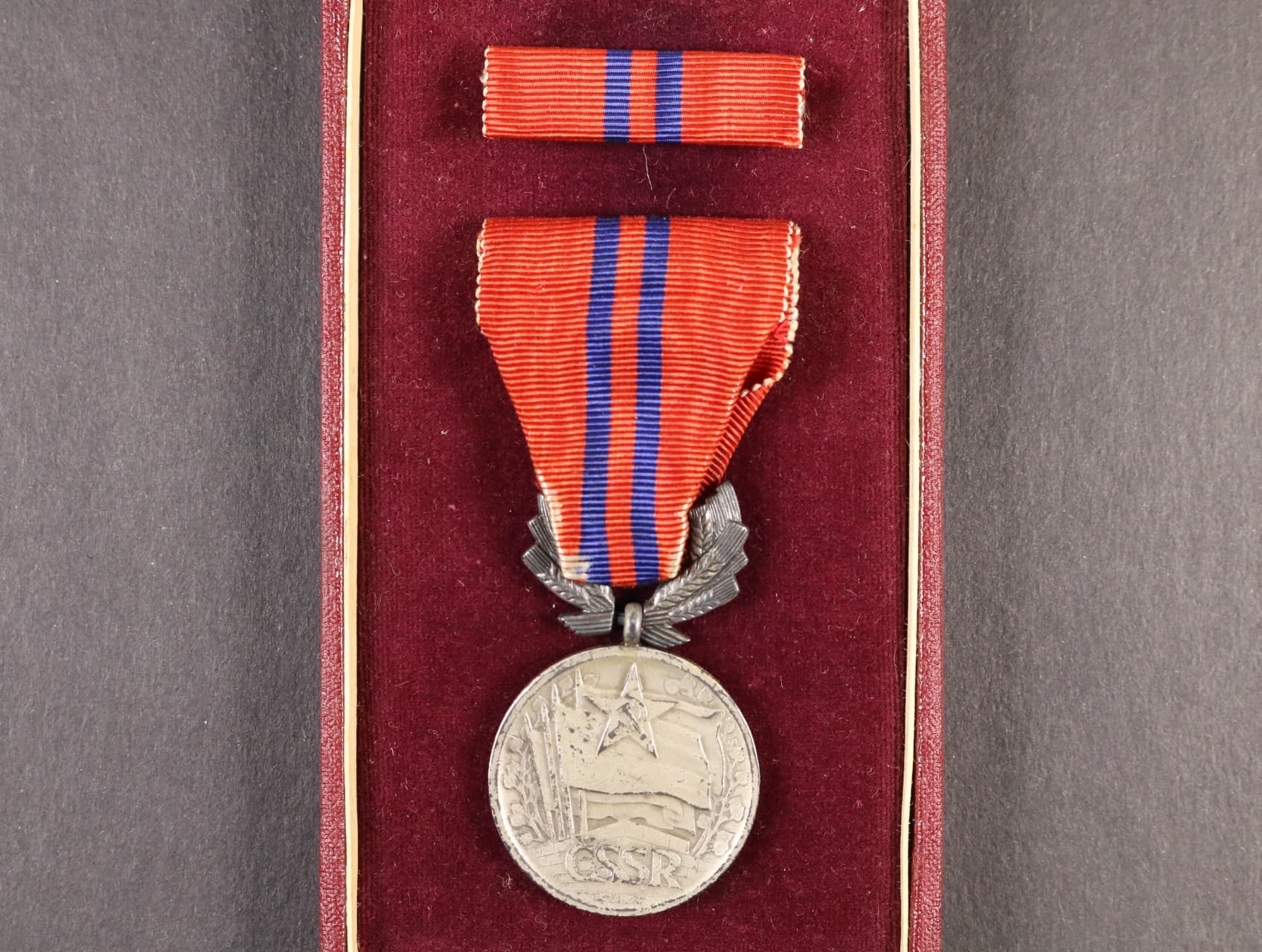 Vyznamenání - Za zásluhy o výstavbu II. vydání po roce 1960 ČSSR č.20748, značka výrobce Zukov, punc Ag 925, původní etue