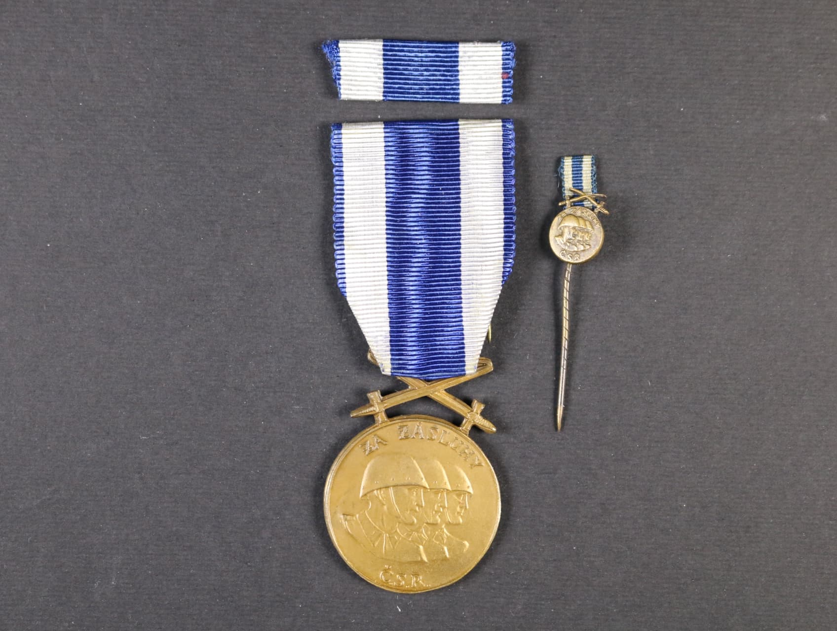 Československá vojenská medaile „za zásluhy“ bronzová + miniatura