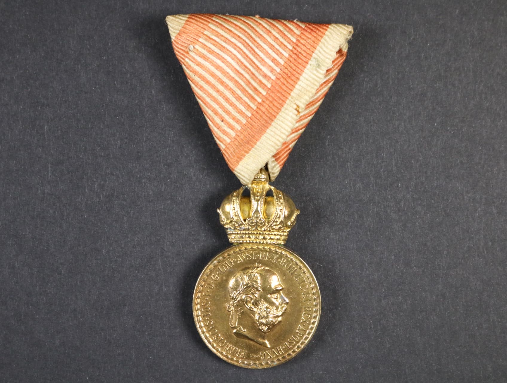 Vojenská záslužná medaile Signum Laudis F.J.I., zlacený bronz, původní voj. stuha