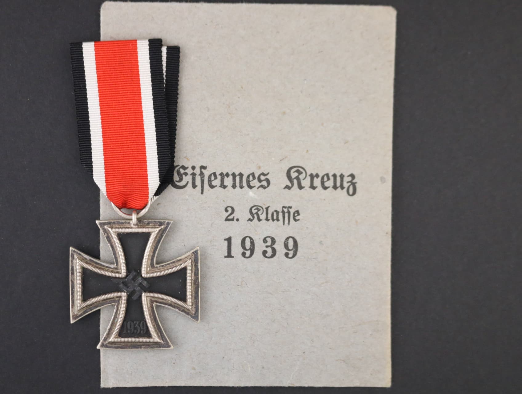 Železný kříž II. stupně 1939, na kroužku značka výrobce, 24, Arbeitsgemeinschaft der Hanauer Plakettenhersteller, Hanau a. M. + udělovací sáček
