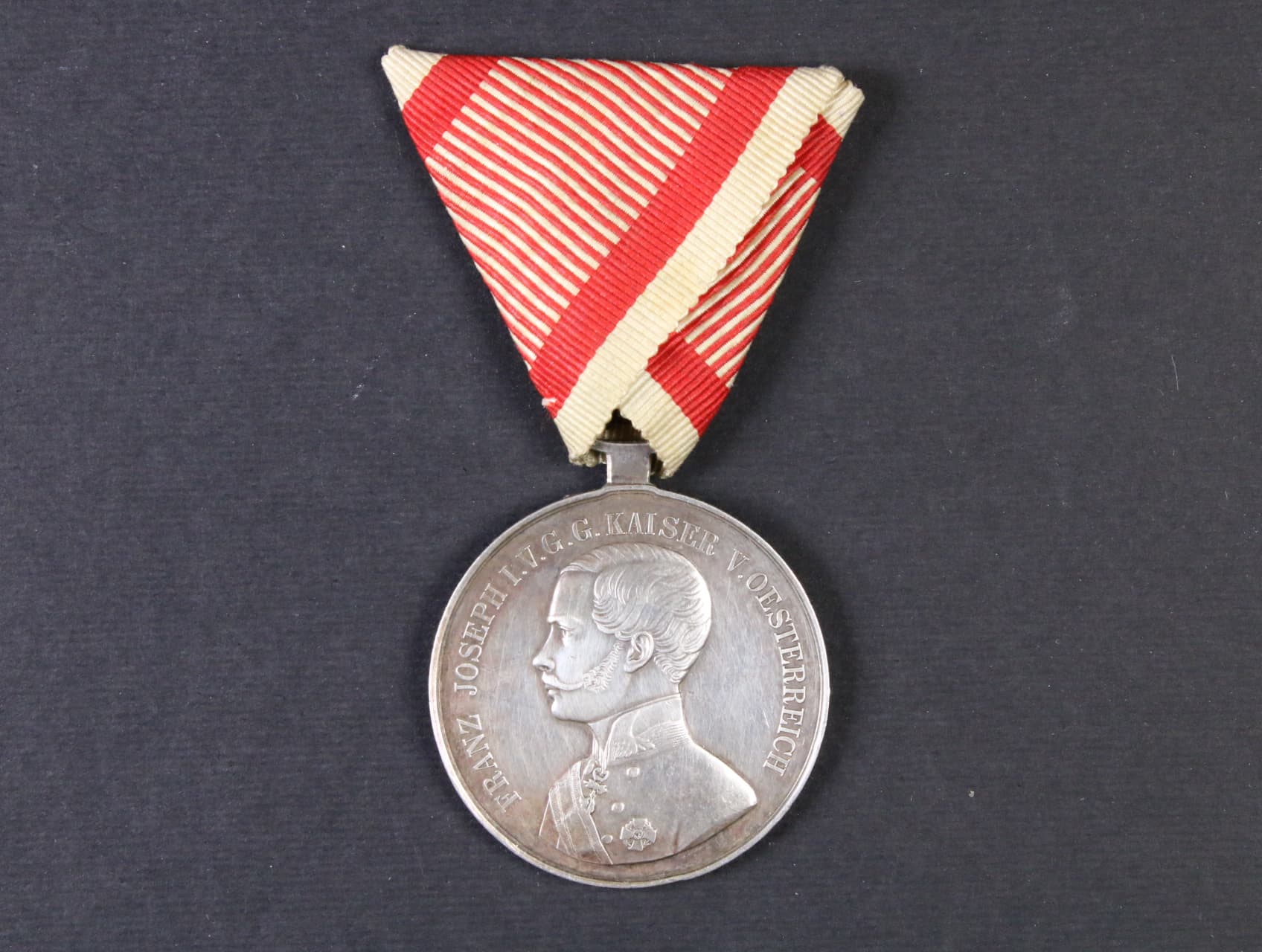 Stříbrná medaile za statečnost, 1. třídy, 6. vydání 1859-1866 F.J.I., původní vojenská stuha