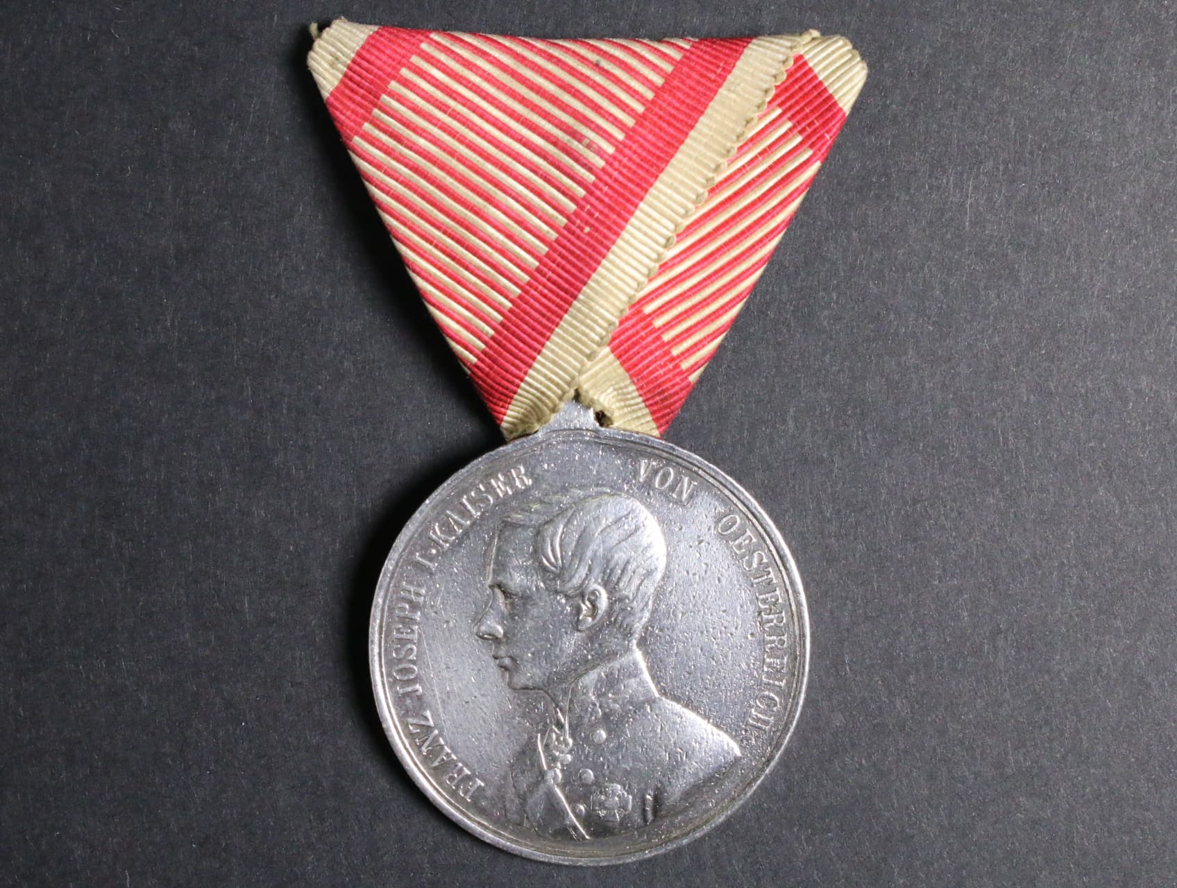 Stříbrná medaile za statečnost, 1. třídy, 5. vydání 1849-1859 F.J.I., původní vojenská stuha, otřelá, úhozy