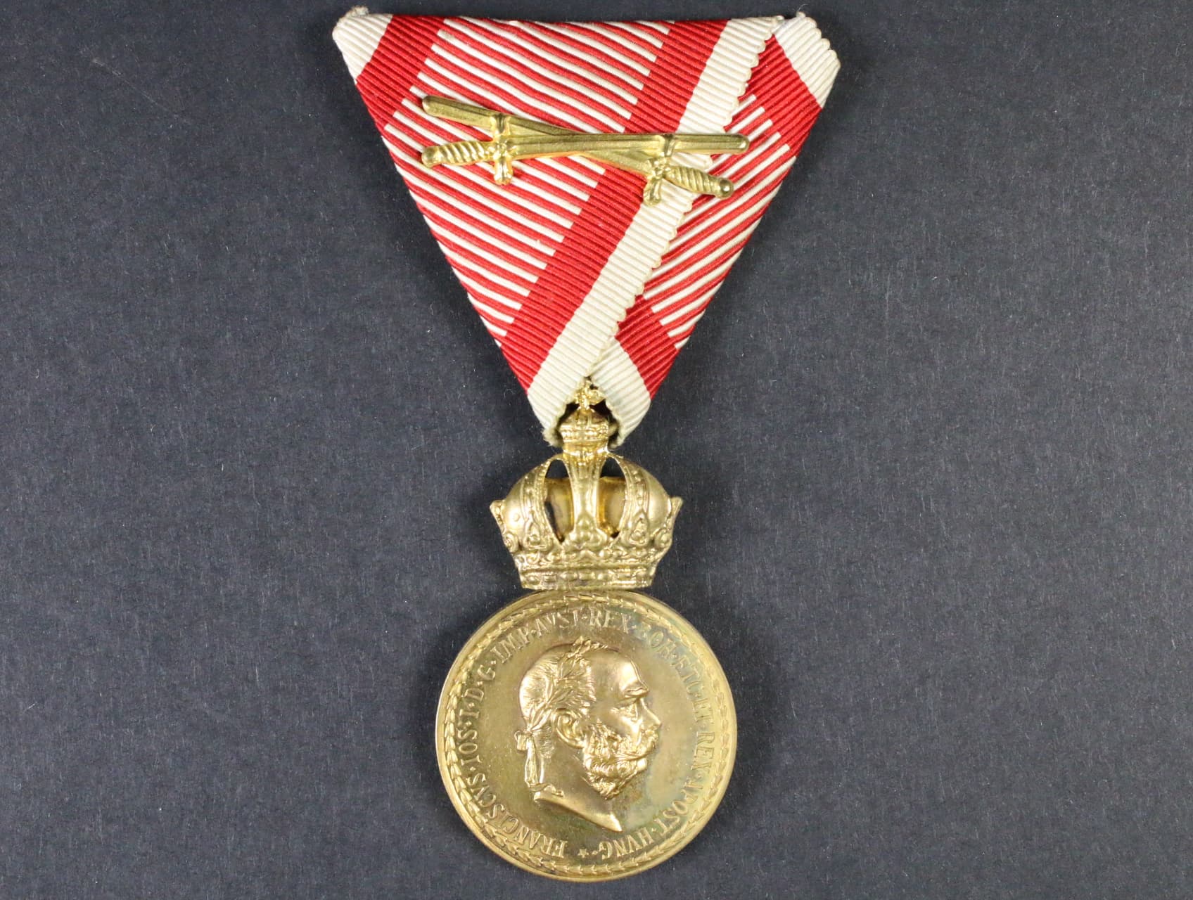 Vojenská záslužná medaile Signum Laudis F.J.I., zlacený bronz, původní voj. stuha s meči