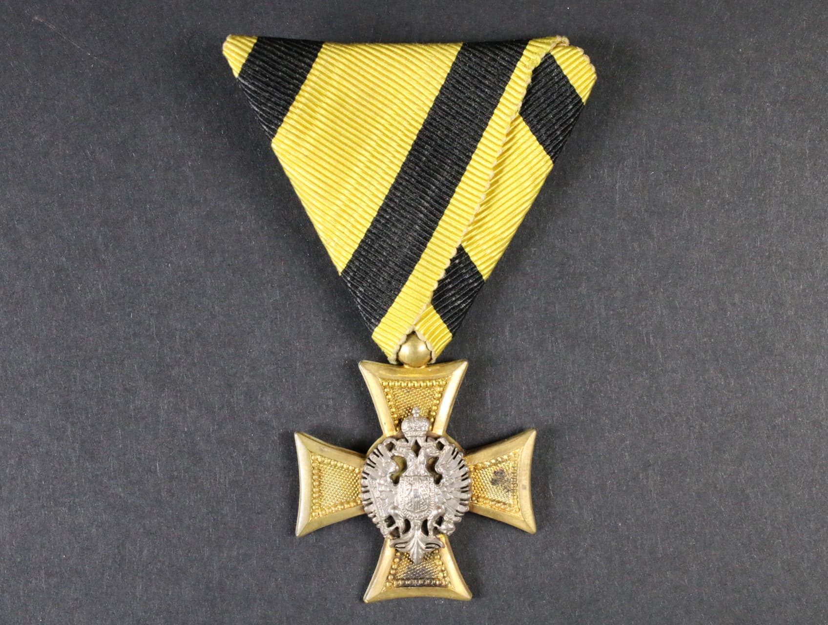 Vojenský služební kříž pro důstojníky III.tř. za 25 let služby, 3. vydání z let 1890 - 1918, pozlacený bronz, stříbro, původní stuha