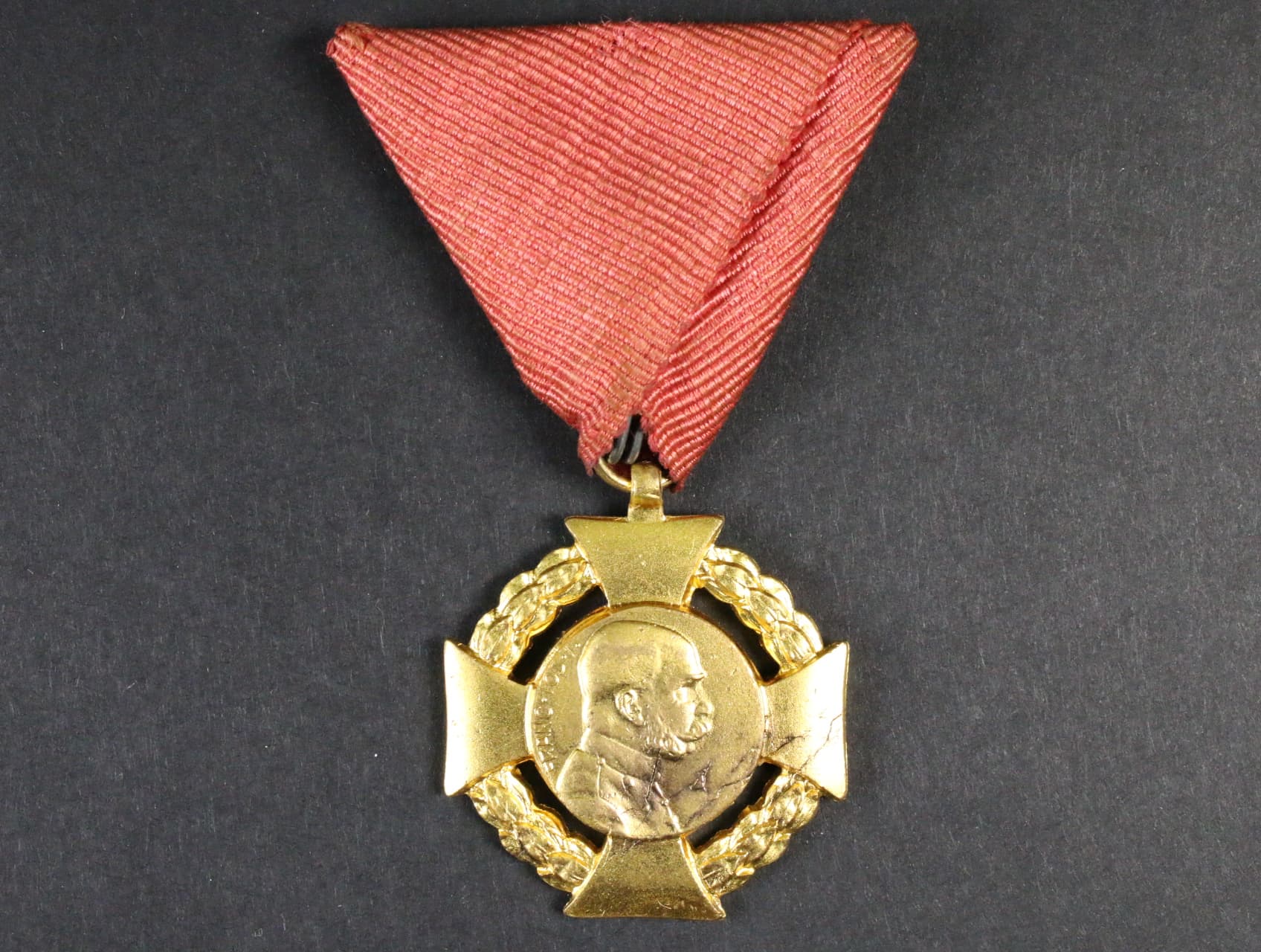 Jubilejní kříž z r. 1908, na původní civilní stuze