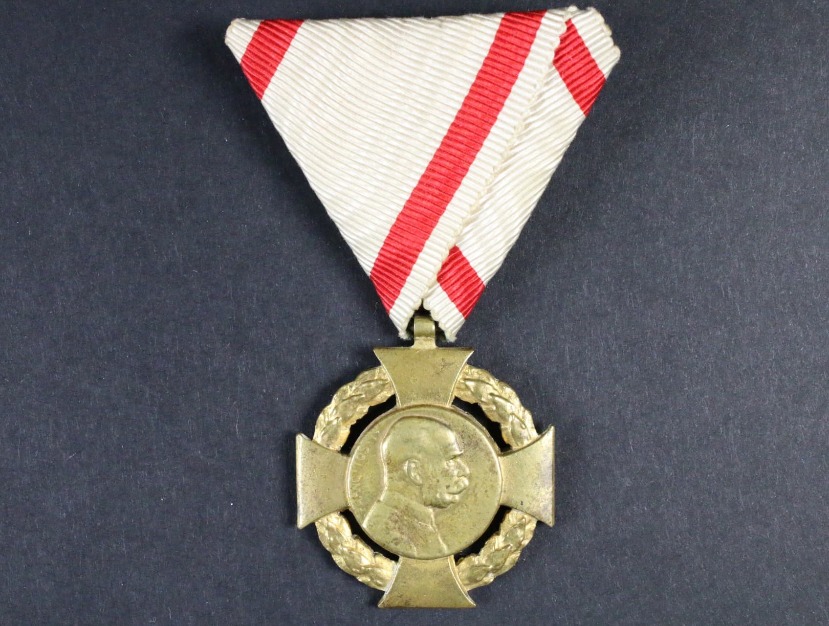 Jubilejní kříž 1908 na původní vojenské stuze
