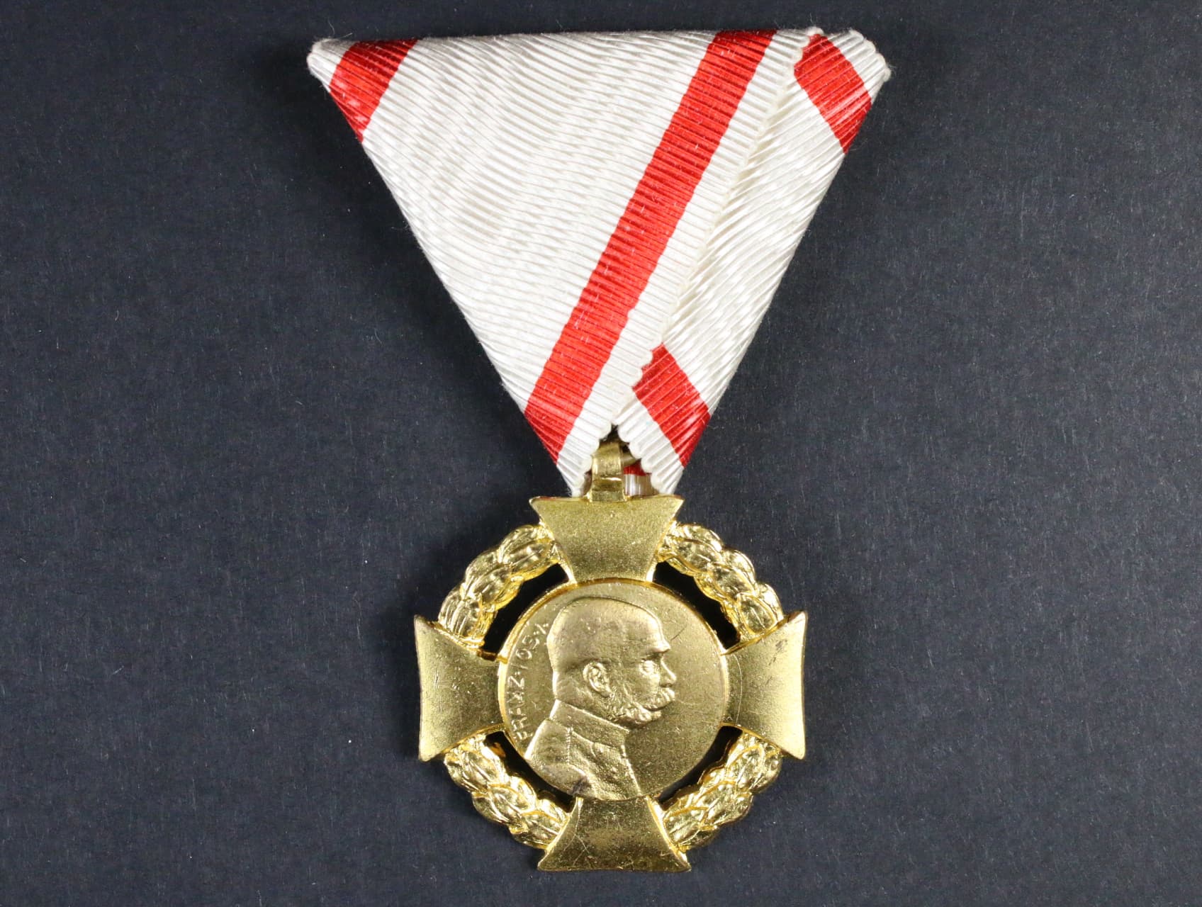 Jubilejní kříž z r. 1908, varianta se Z ve slově Franc, na původní vojenské stuze