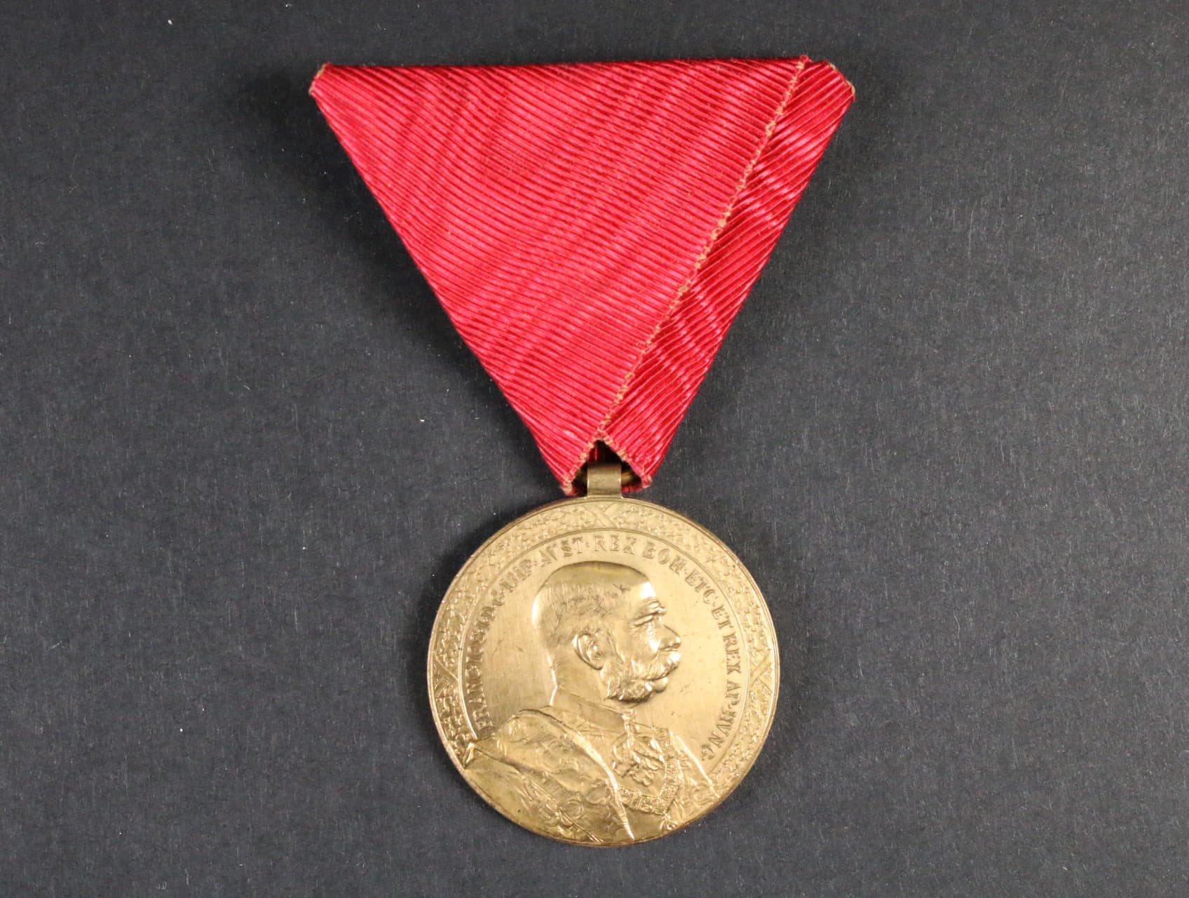 Záslužná medaile Za 40 let věrné služby z r. 1898, na stuze pro civilní osoby, zlacený bronz