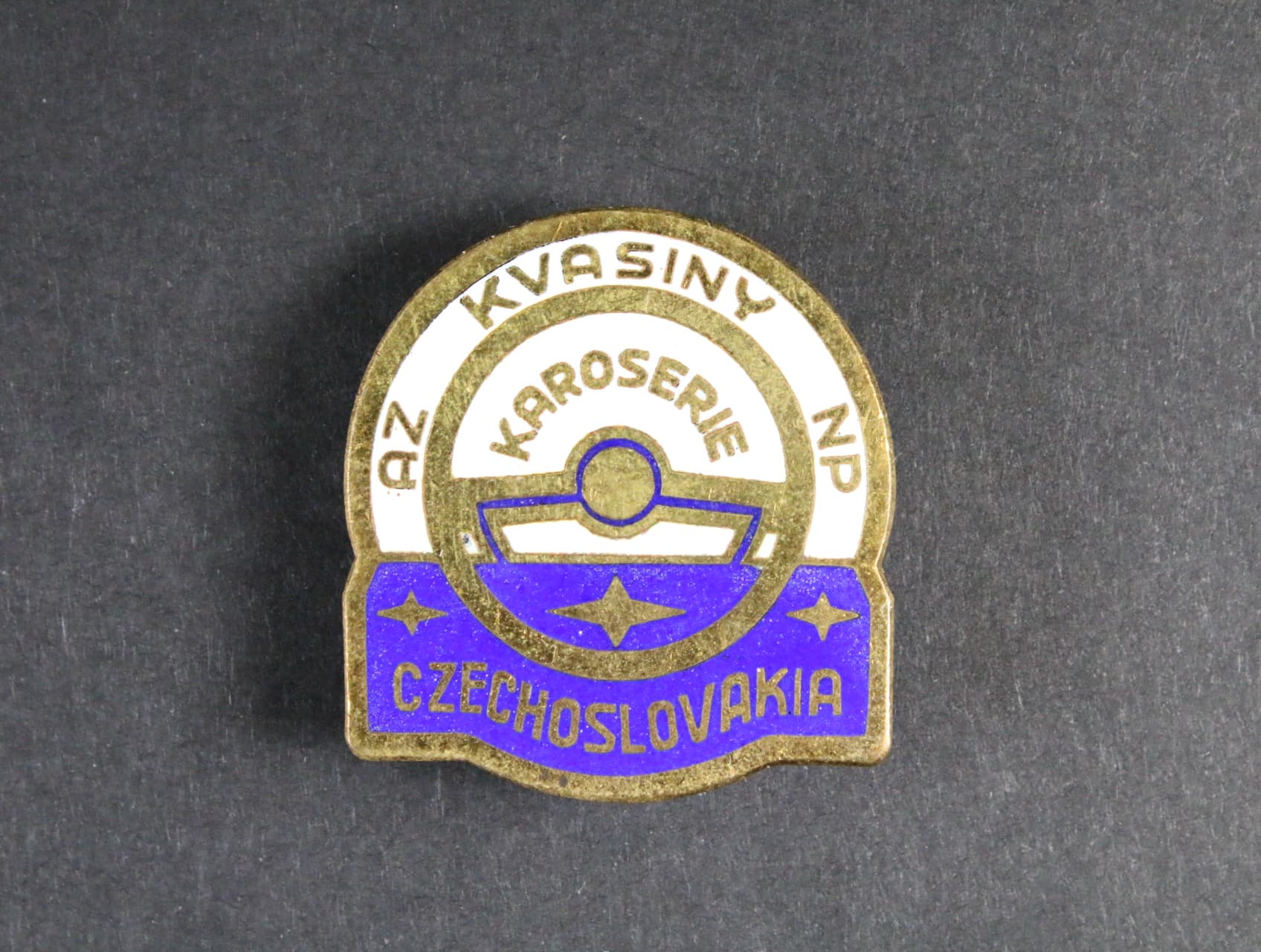 Odznak AZ KVASINY NP KAROSERIE CZECHOSLOVAKIA, pozlacený bronz, smalty, 33x31 mm, upínání na dva vodorovné ploché úchyty