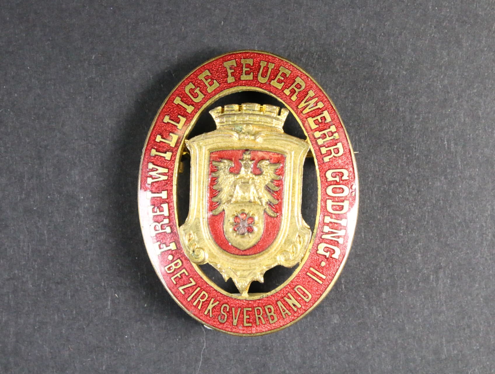 Odznak dobrovolný hasič Hodonín, okresní sdružení II, 40x30 mm, upínání na vodorovnou jehlu, pozlacený bronz, smalty