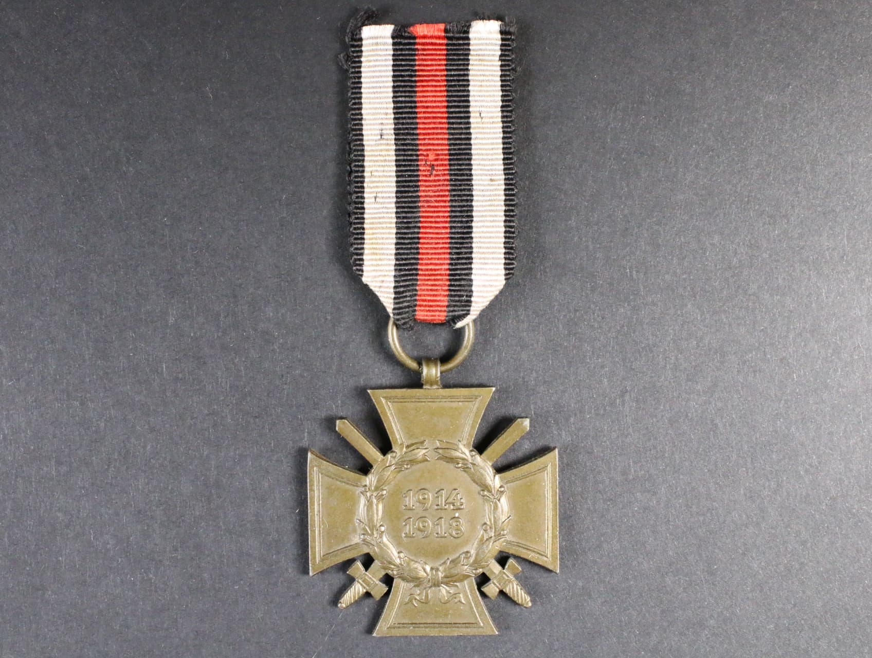 Čestný kříž 1914-1918 pro frontové bojovníky, na reversu značka W. D.