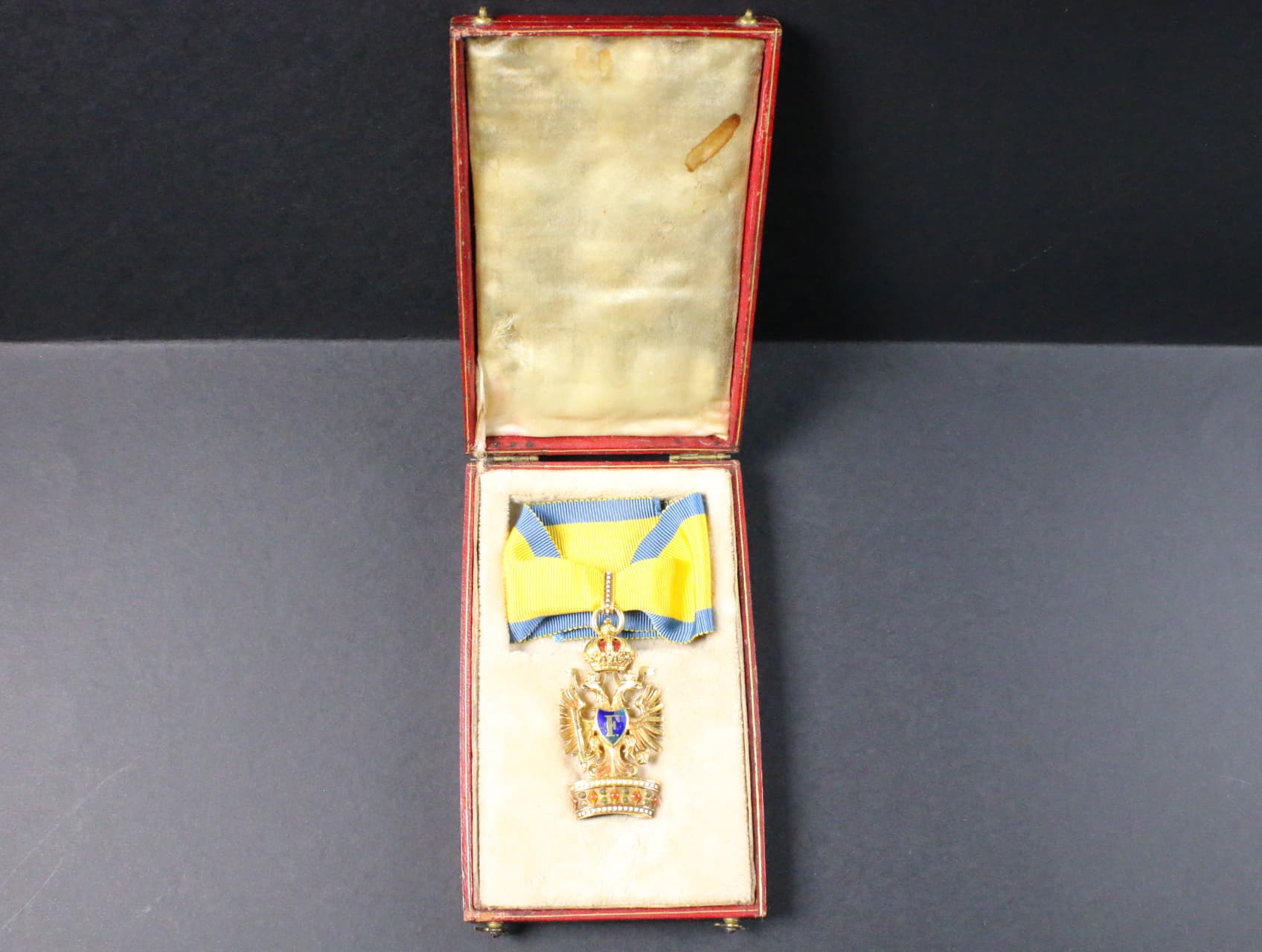 Řád železné koruny 3. třídy, vydání do roku 1865/75, na pendiliích značka výrobce ROTHE WIEN, zlato, neznačené, opravovaný smalt ve středovém štítku, dobová etue