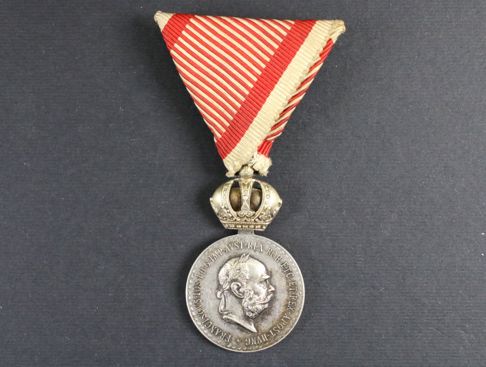 Stříbrná vojenská záslužná medaile Signum Laudis F.J.I., postříbřený bronz, původní vojenská stuha