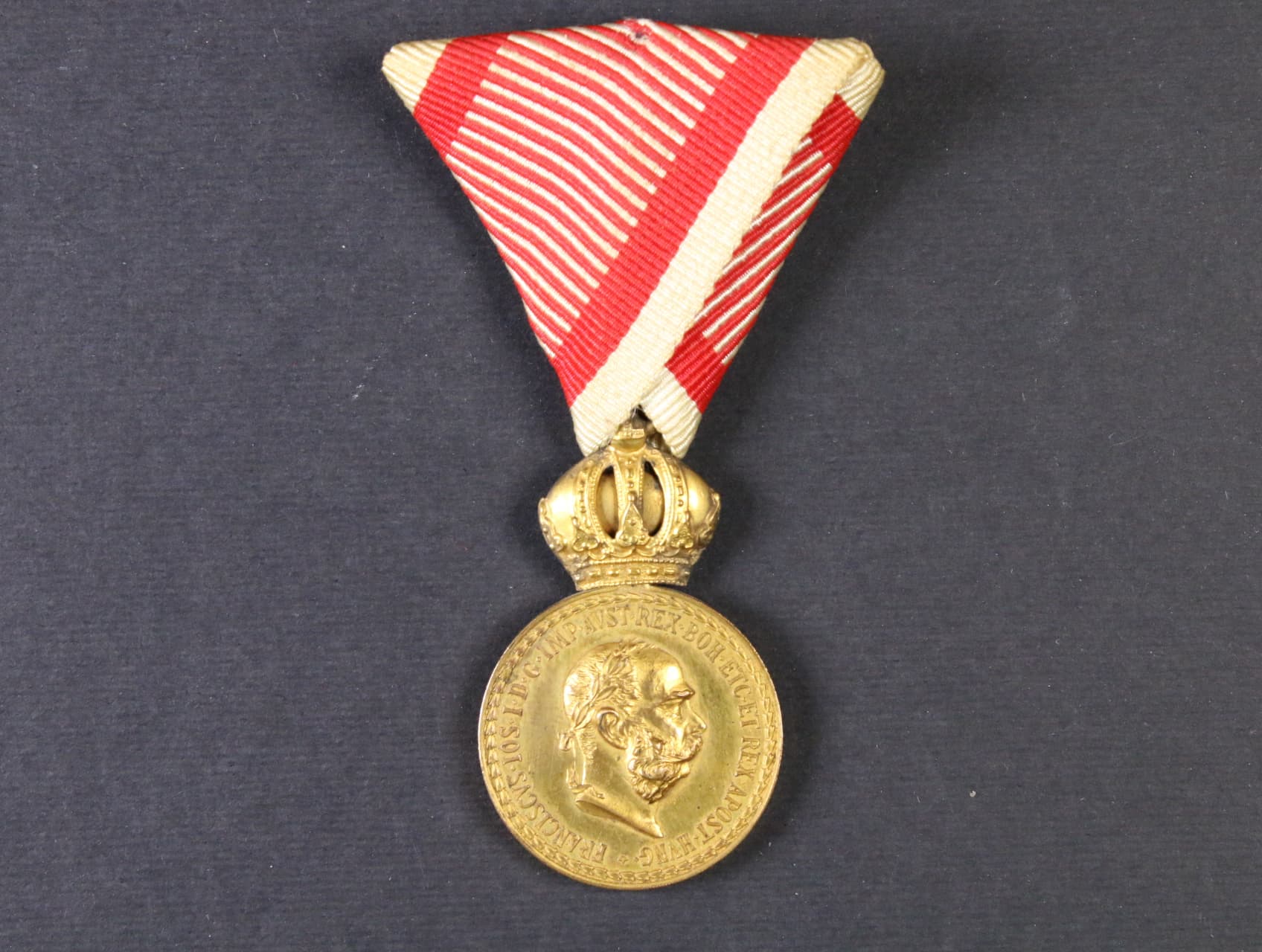 Vojenská záslužná medaile Signum Laudis F.J.I., zlacený bronz, novodobá voj. stuha