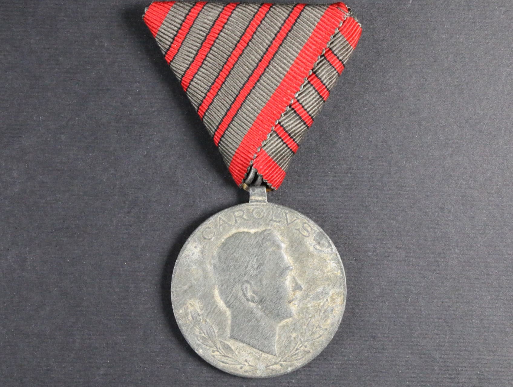 	Medaile Za zranění z r. 1917 na stuze za čtyři zranění, na hraně značka HMA a 1918