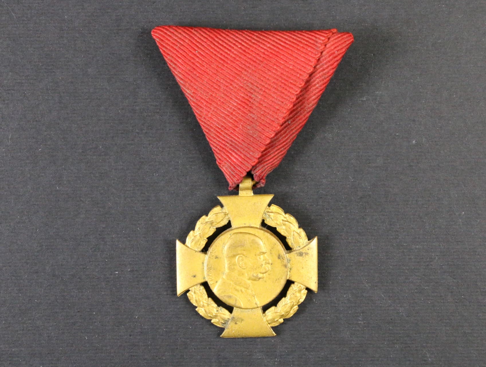 Jubilejní kříž z r. 1908, na původní civilní stuze