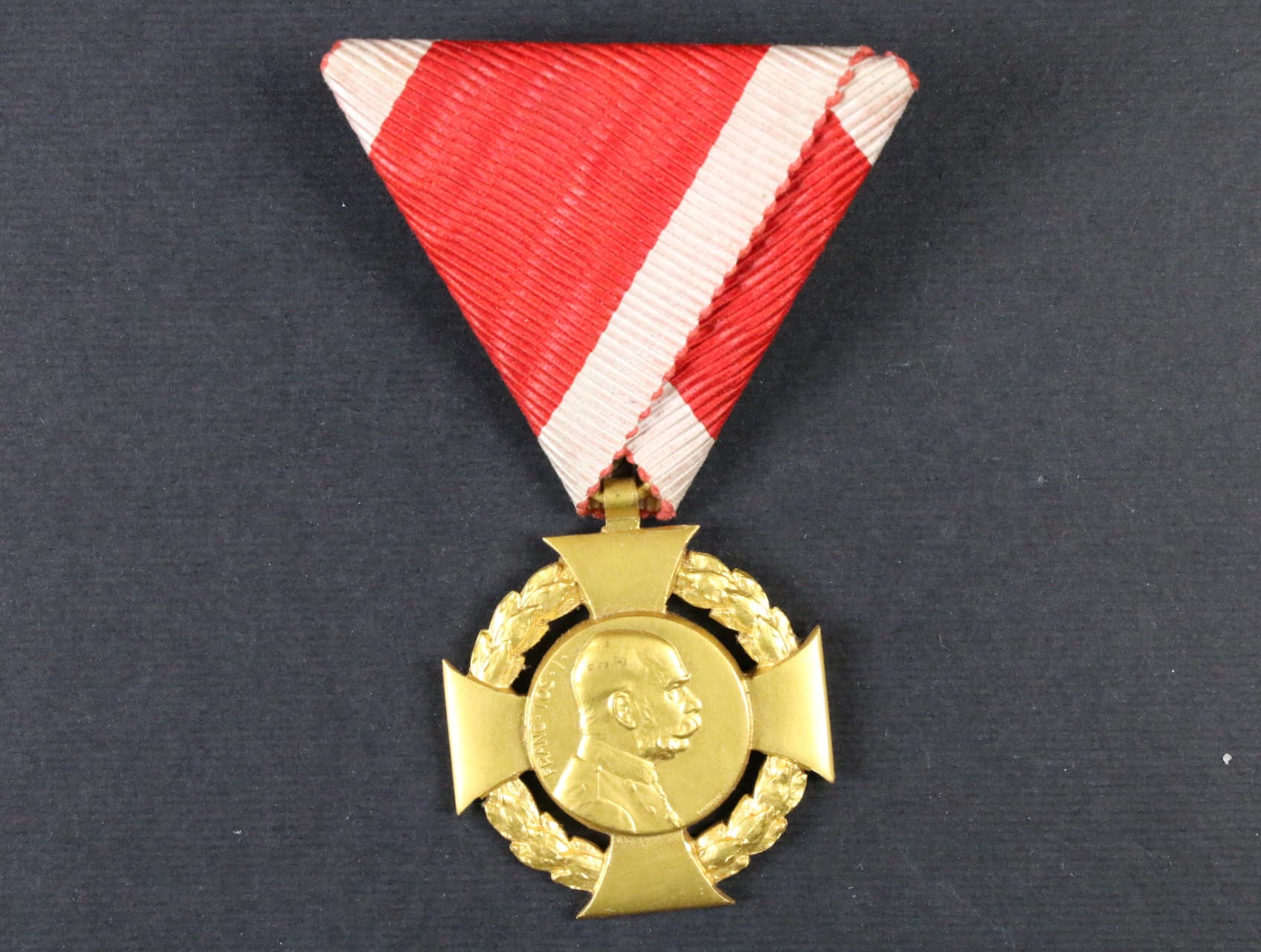Jubilejní kříž z r. 1908, na dvorní stuze