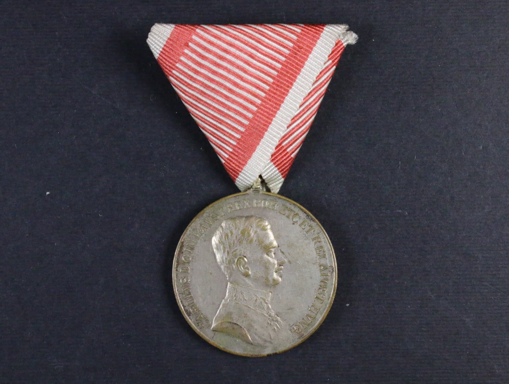 Medaile za statečnost I. třídy, náhradní kov, původní vojenská stuha, vydání 1917 - 1918