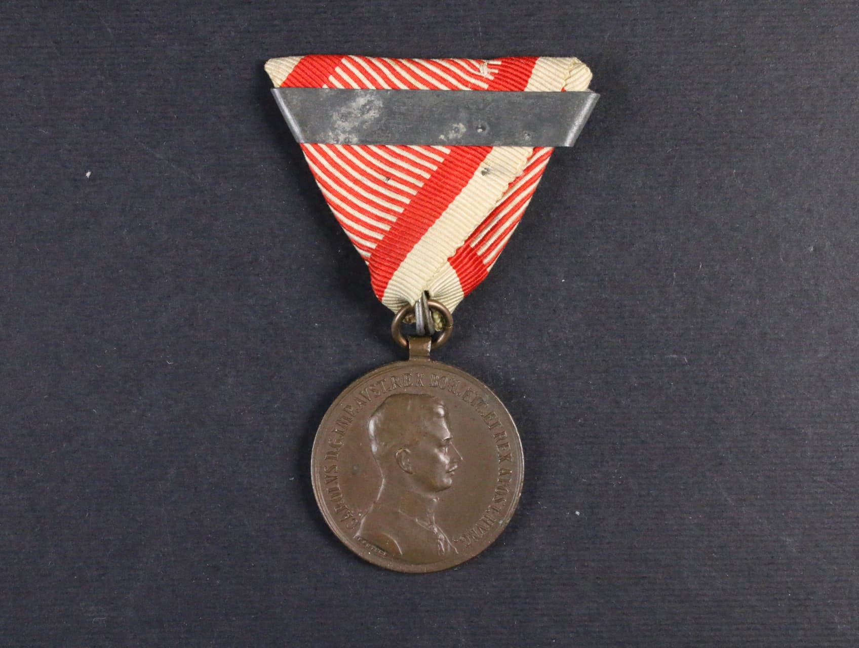 Bronzová medaile za statečnost, původní vojenská stuha s páskou za 2x udělení (zinek), vydání 1917 - 1918
