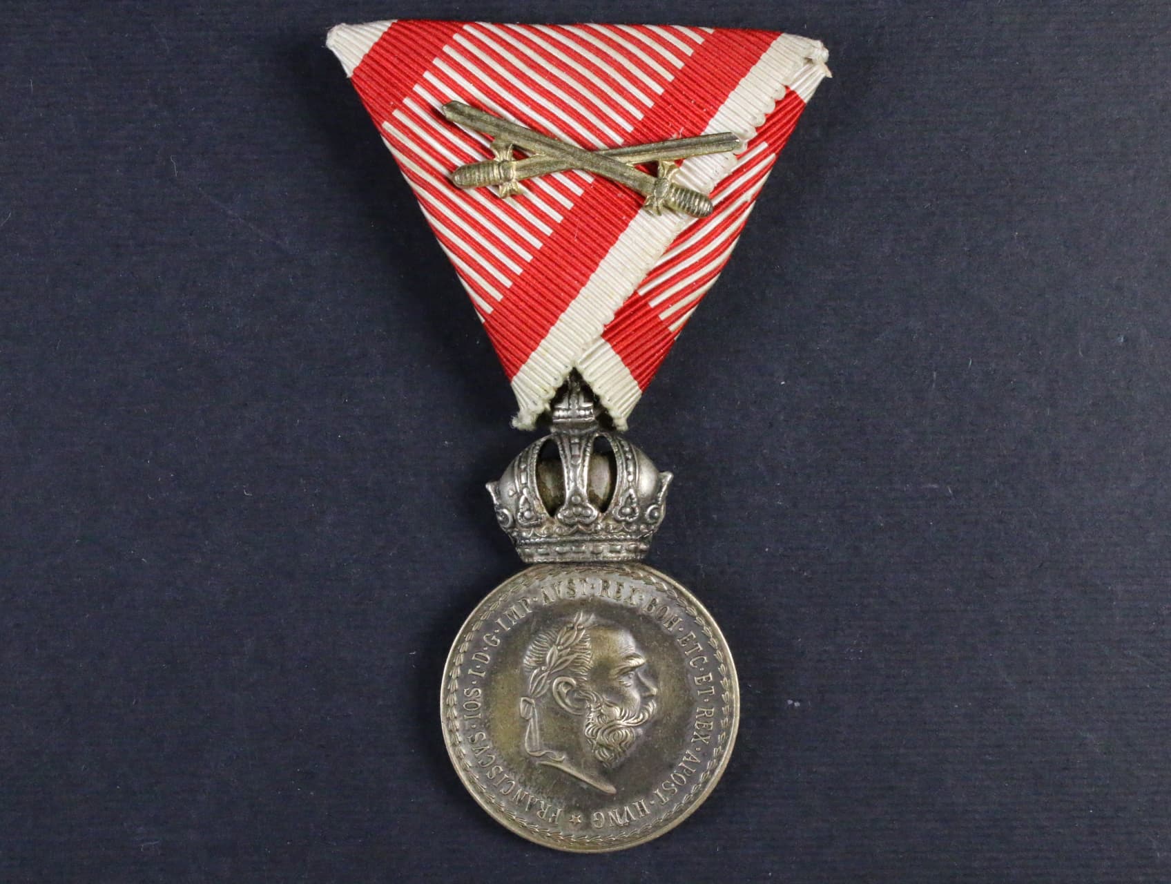 Stříbrná vojenská záslužná medaile Signum Laudis F.J.I., postříbřený bronz, varianta hrubý vous, původní voj. stuha s meči