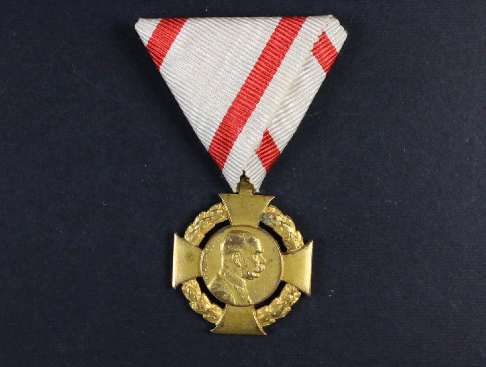 Jubilejní kříž 1908 na původní vojenské stuze