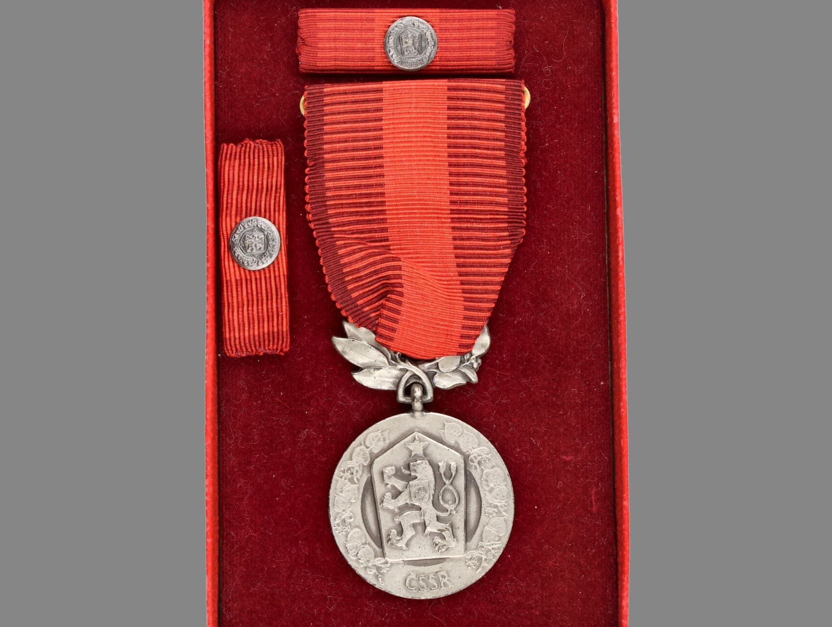 Medaile Za zásluhy o obranu vlasti - ČSSR, punc Ag 900, značka výrobce Zukov, etue