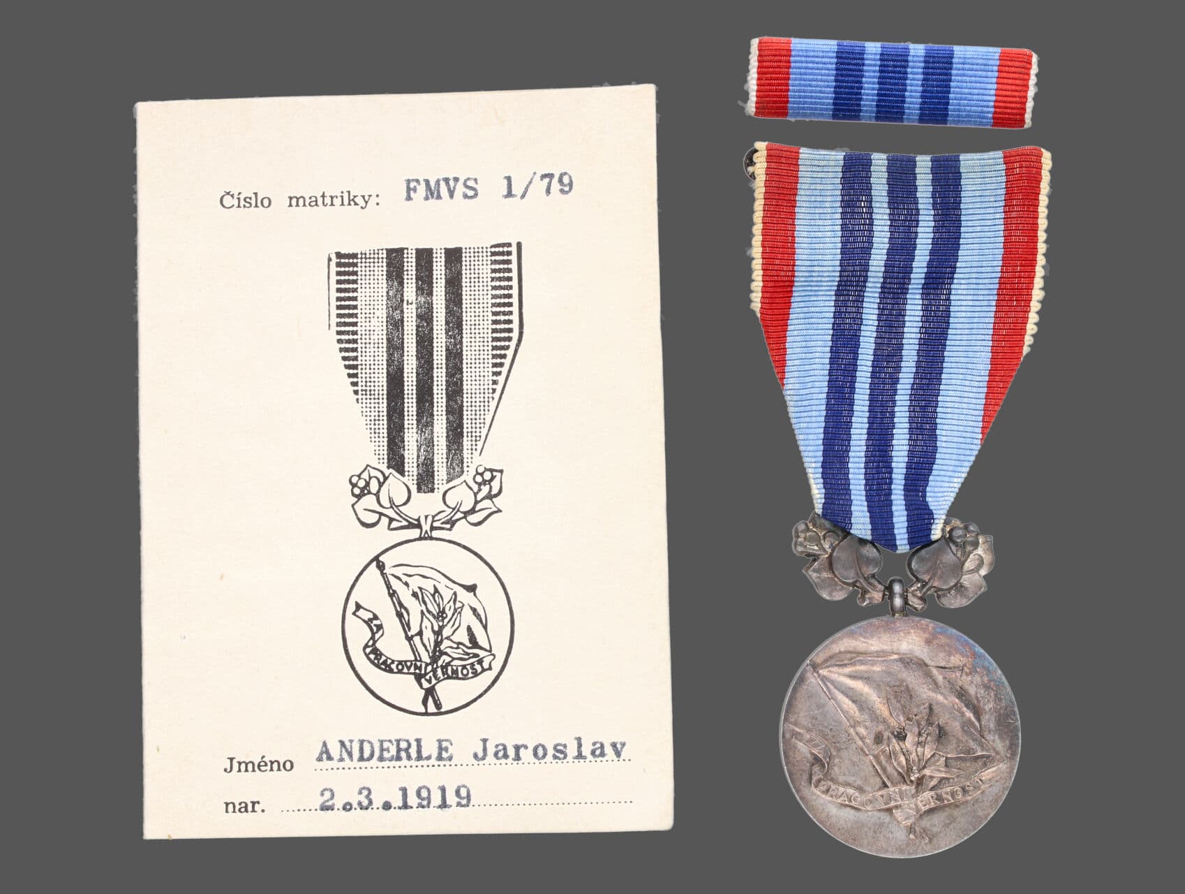 Medaile - za pracovní věrnost - ČSSR, punc Ag 925/1000, značka výrobce Mincovna Kremnica + udělovací průkaz