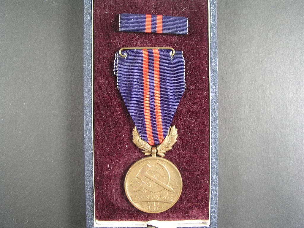Vyznamenání - Za vynikající práci - I. vydání 1951-1960 ČSR č. 0980 + orig. etue