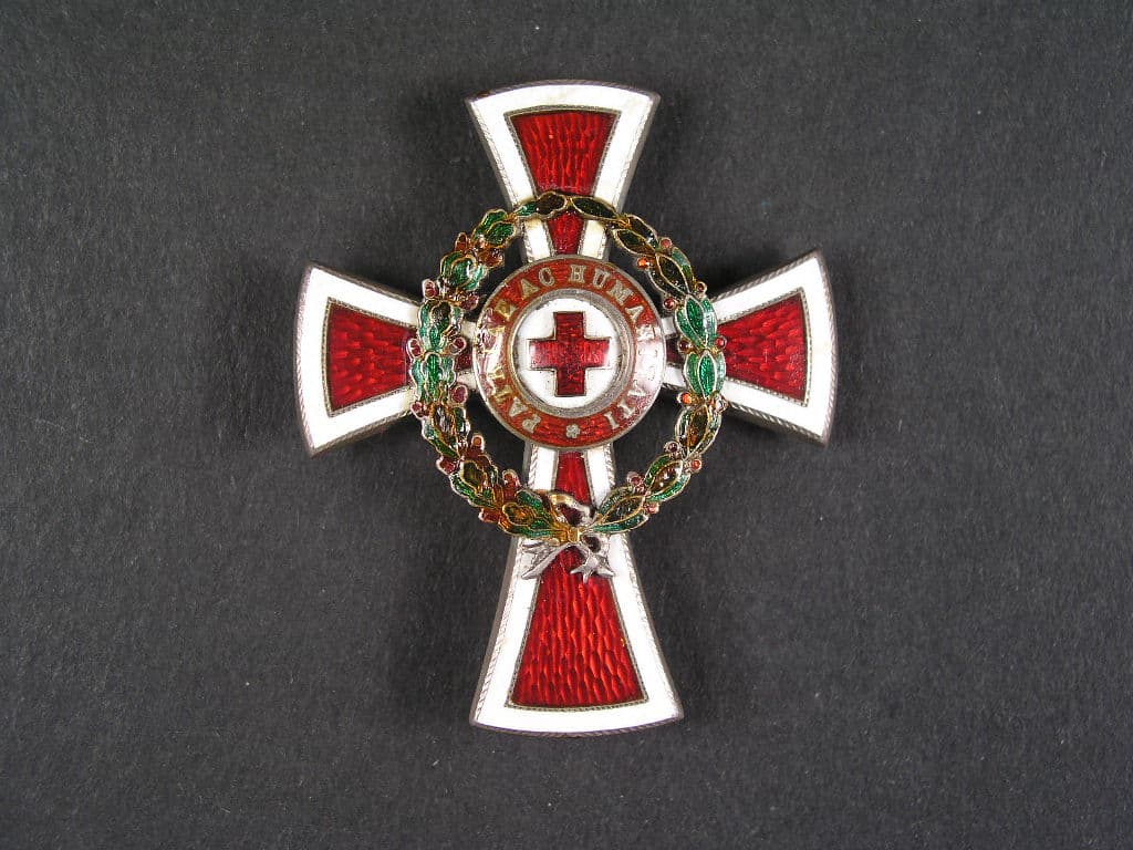 Vyznamenání za zásluhy o červený kříž, důstojnický kříž, puncované Ag, výrobce G.A.Scheid Wien, poškozený smalt na věnci