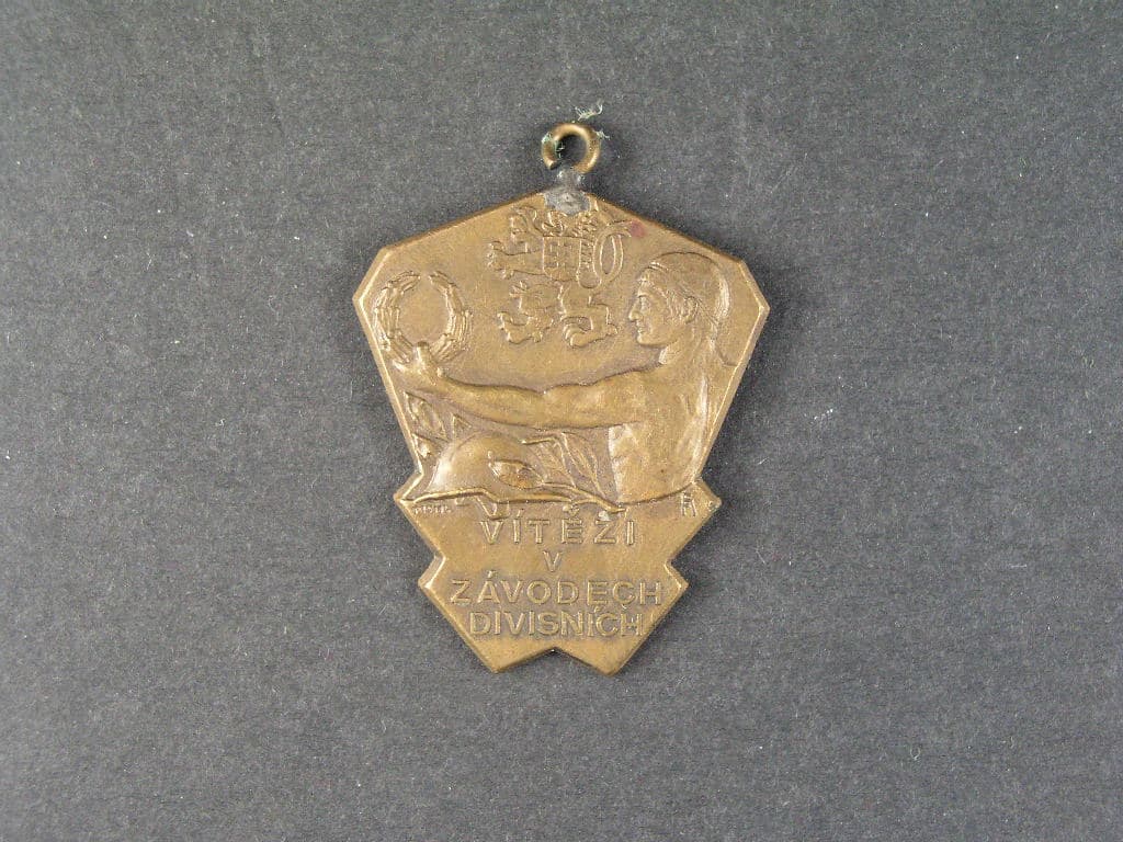 Pamětní medaile vítězi v závodech divisních, na reversu nápis BĚH NA 100 m, 1. CENA, POSÁDKA BRNO, 8.7.1934