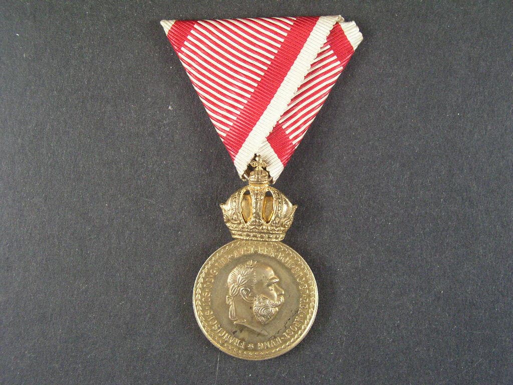 Vojenská záslužná medaile Signum Laudis F.J.I., zlacený bronz, původní stuha