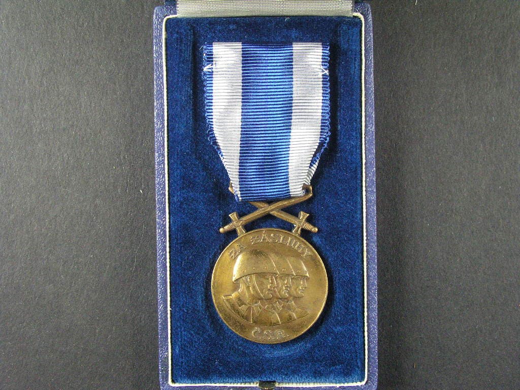 Československá vojenská medaile „za zásluhy“ bronzová + etue