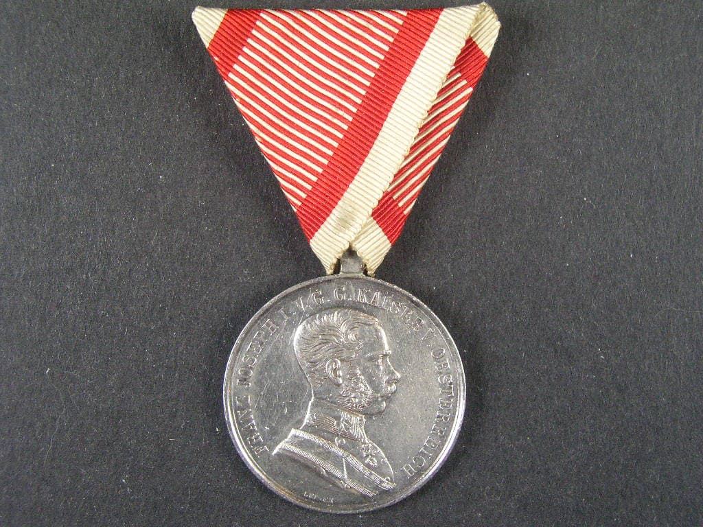 Stříbrná medaile za statečnost, 1. třídy 1866-1914, původní vojenská stuha