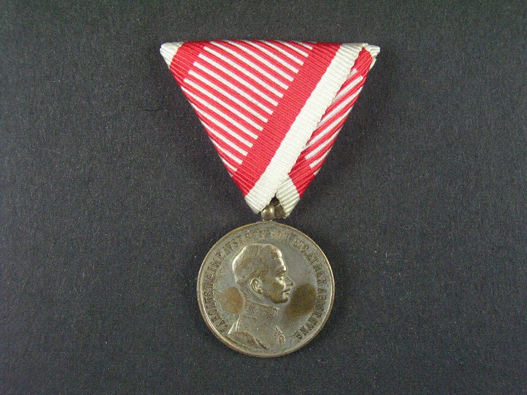 Medaile za statečnost II. třídy, postříbřený bronz, nová vojenská stuha, vydání 1917 - 1918