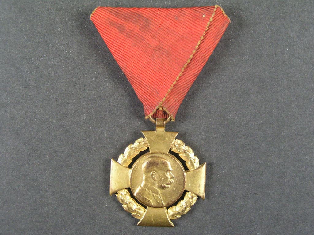 Jubilejní kříž z r. 1908, na původní civilní stuze