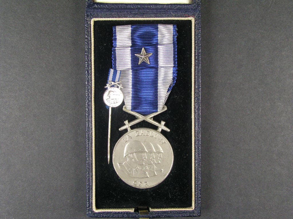 Československá vojenská medaile Za zásluhy, stříbrná + miniatura a etue Spink & Son