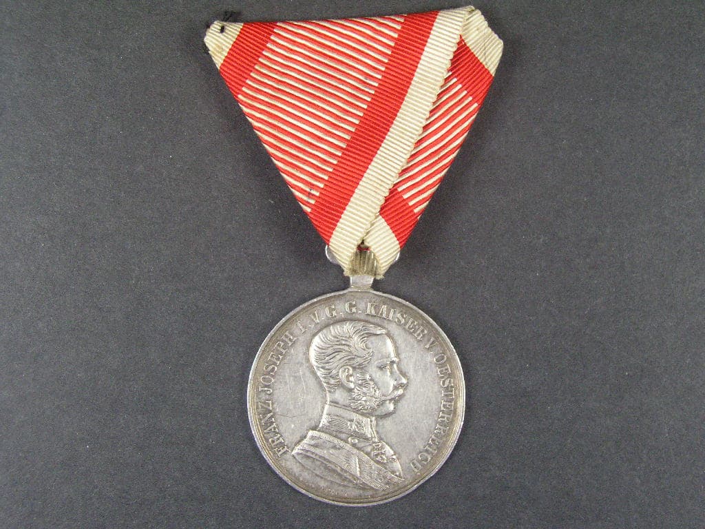 Stříbrná medaile za statečnost, 1. třídy 1866-1914, původní vojenská stuha