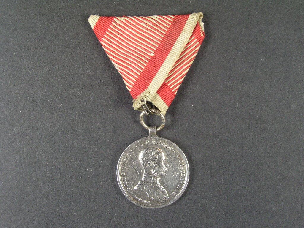 Medaile za statečnost II. třídy, Ag, původní vojenská stuha, vydání 1914 - 1917 na hraně značka A