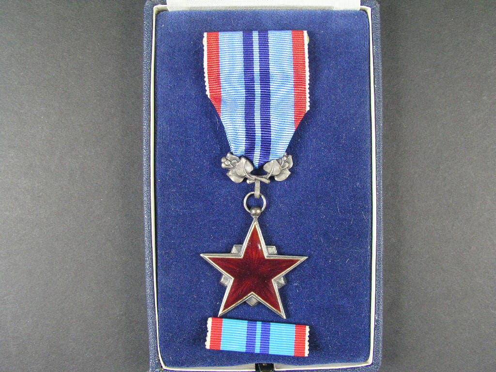 Řád rudé hvězdy práce ČSSR č.9363, punc Ag 925, značka výrobce ZUKOV, originální etue