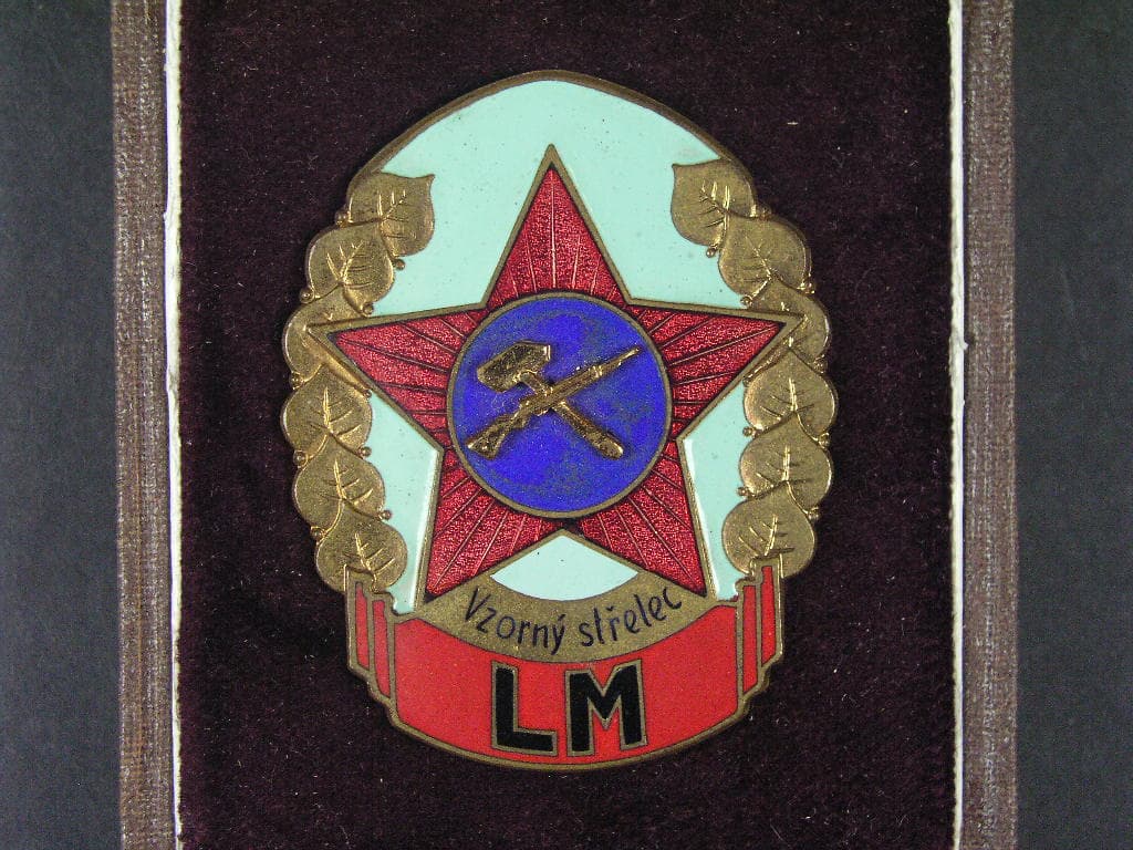 Vzorný střelec LM č. 3588, svislá upínací jehla, etue