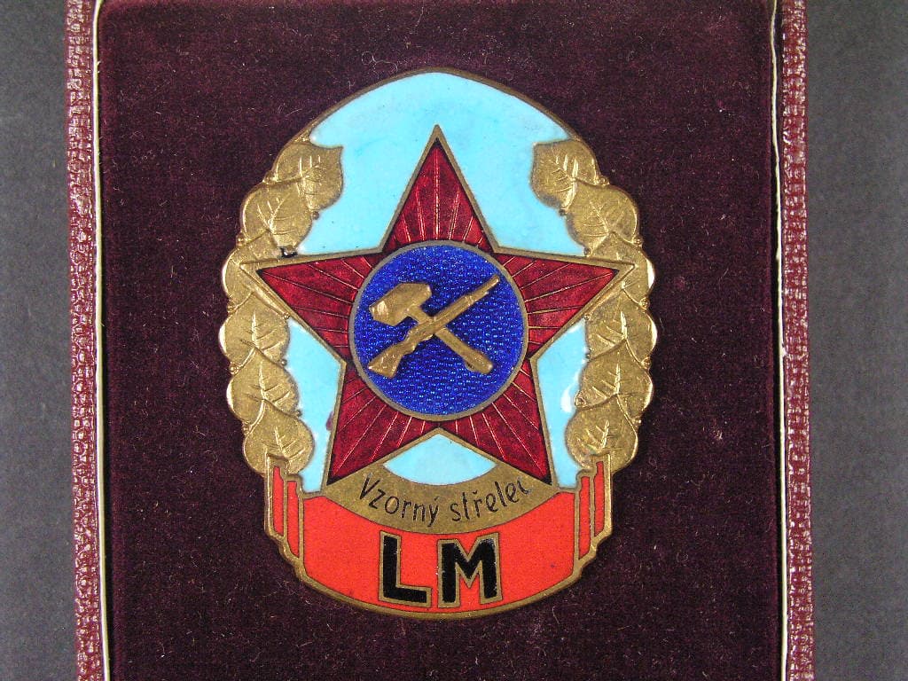 Vzorný střelec LM, svislá upínací jehla, etue