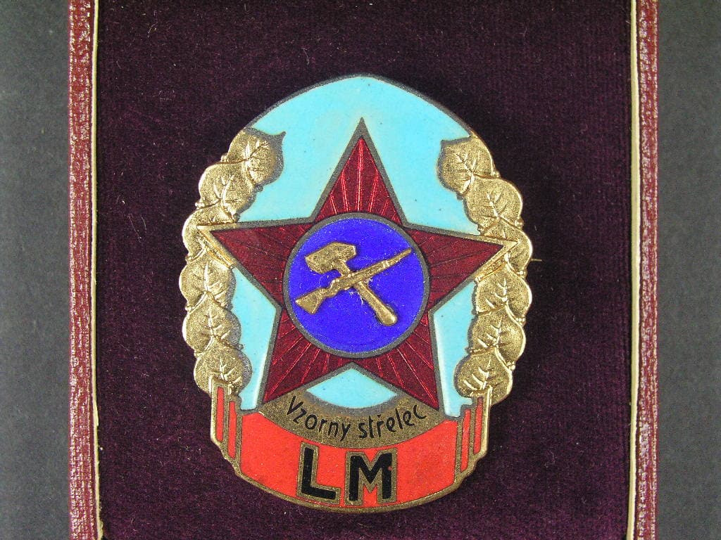Vzorný střelec LM, vodorovná upínací jehla, etue